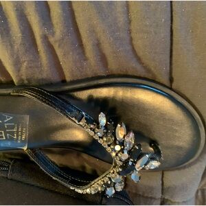 Naturalizer Fallon Thong  sandal. Great condition only worn twice. Size 4. Black